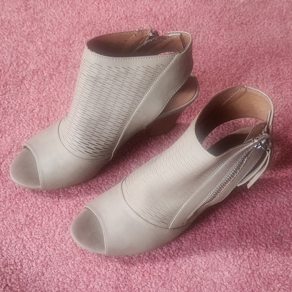 Madeline Girl Mules - Picture 1 of 3